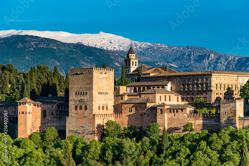 Le palais de la Alhambra de Granada et la Sierra Nevada
