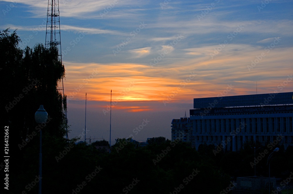 Казахстан, Алматы. Закат над городом Алматы 
