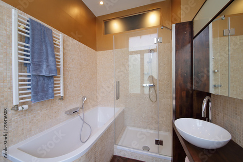 salle de bain moderne avec douche et baignoire