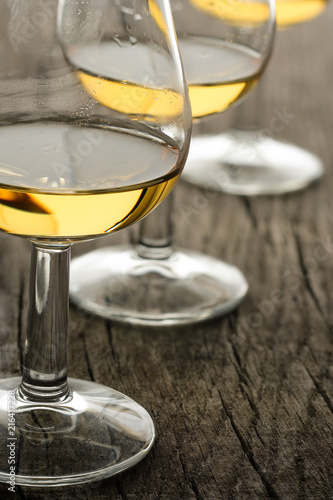 Single Malt Whisky im Glas auf Holz