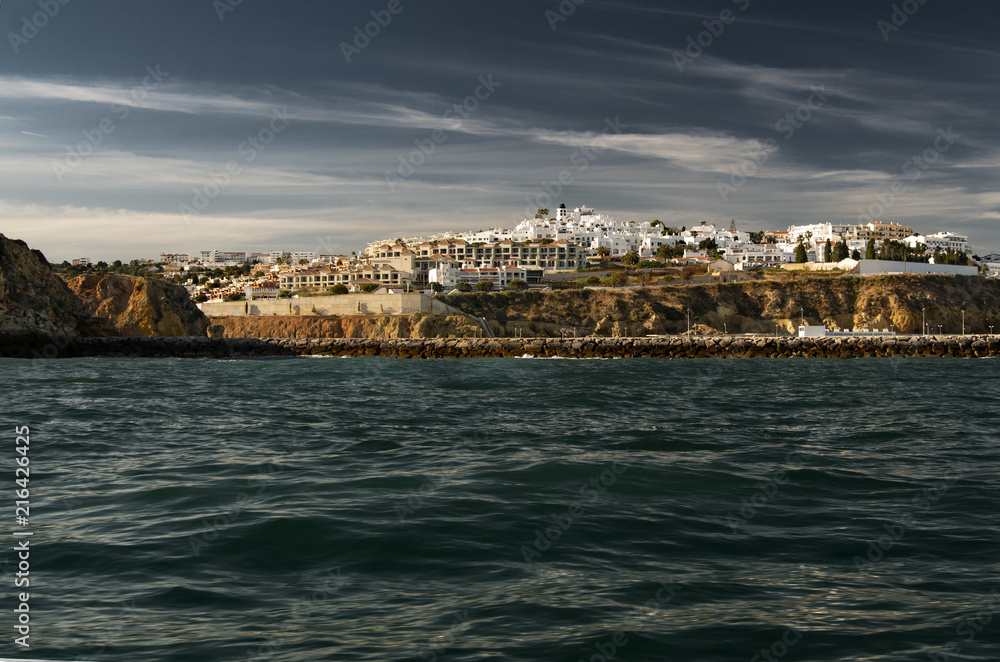 Miasteczko na klifach,  Algarve, Portugalia, widok z wody. 