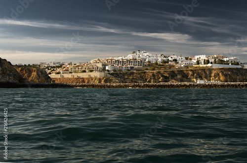 Miasteczko na klifach,  Algarve, Portugalia, widok z wody.  © Aneta