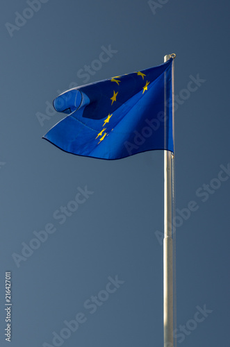 Flaga na wietrze, symbol Unii Europejskiej. 