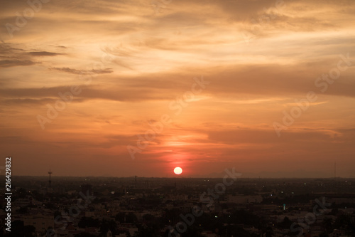 Sol rojo en el horizonte sobre la ciudad 