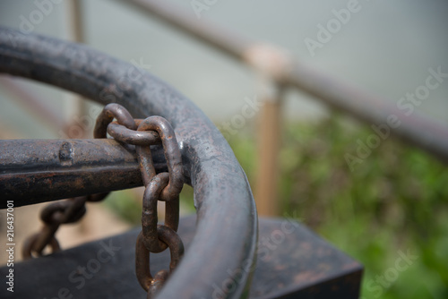 Metal chain for locked a gate valve