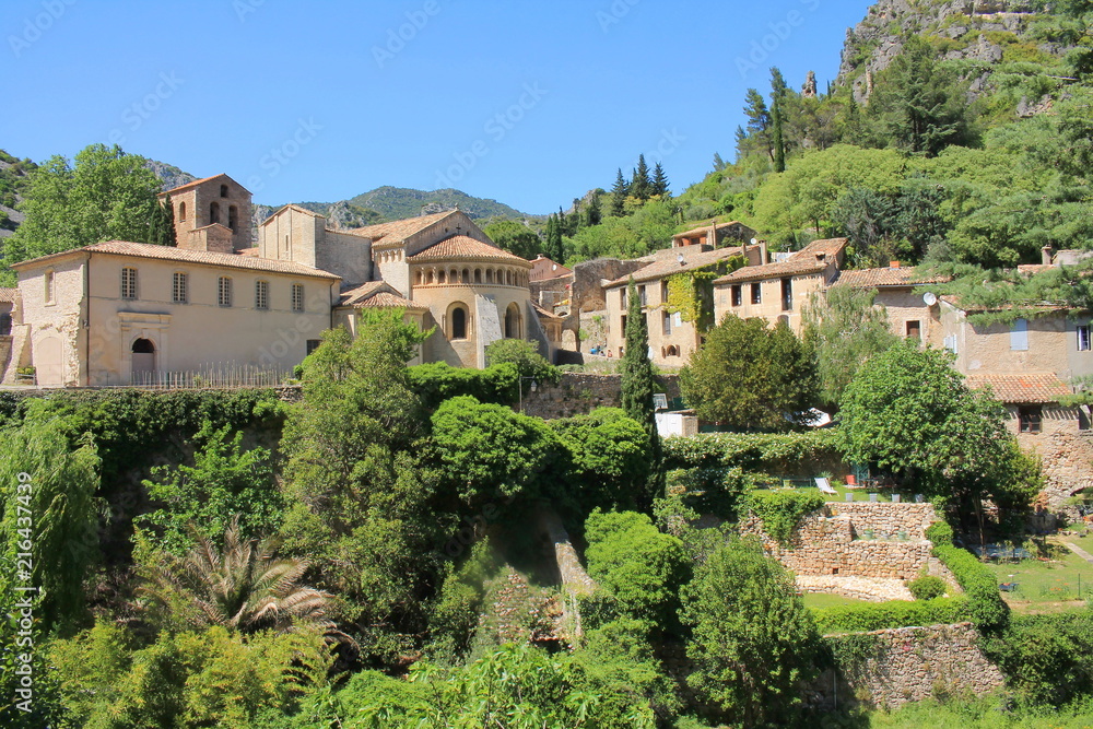 Le magnifique village médiéval de Saint Guilhem le Désert au cœur des gorges de l’Hérault, Occitanie, France
