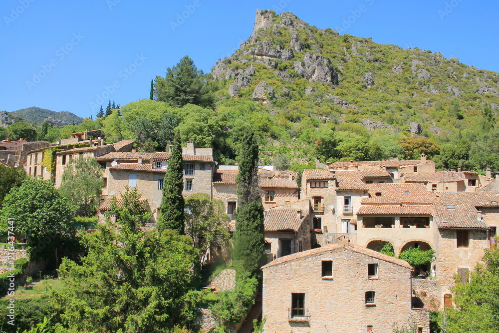 Le magnifique village médiéval de Saint Guilhem le Désert au cœur des gorges de l’Hérault, Occitanie, France
