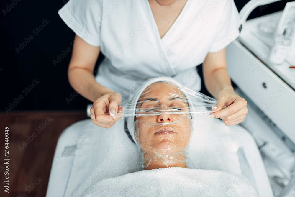 Obraz premium Doctor makes face mask, getting rid of wrinkles