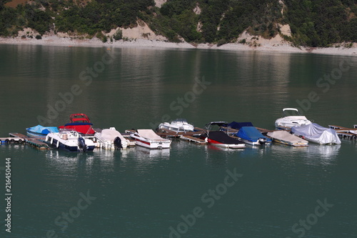 Bateau à moteur sur un lac