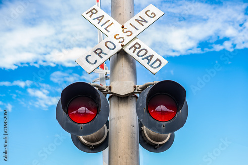 Billede på lærred Railroad crossing sign with light signal