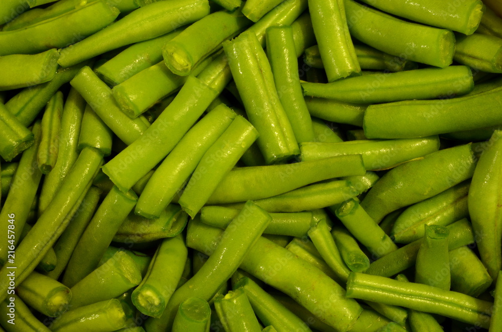 
Cut green light beans.