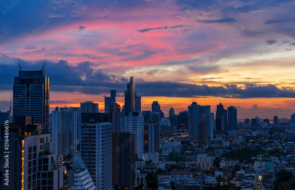 Fototapeta premium miejski pejzaż z wschodem słońca niebo i chmura
