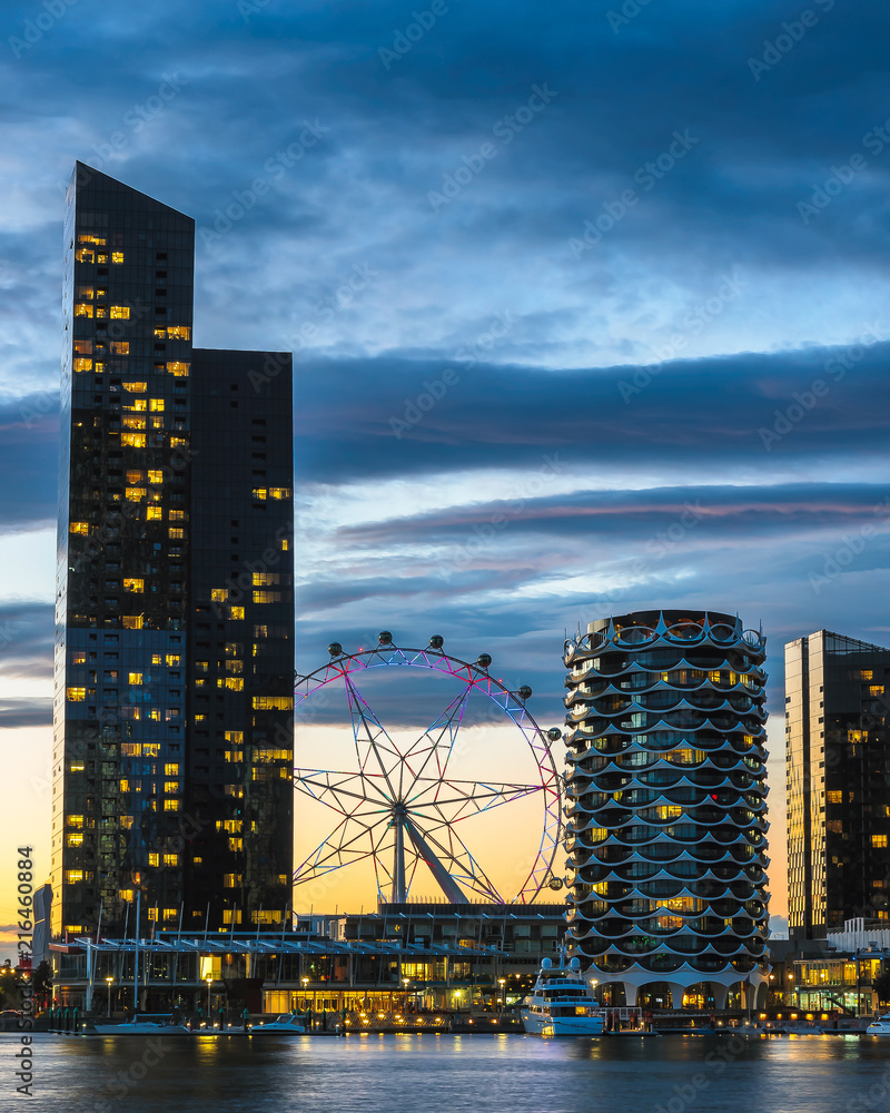 Obraz premium Nadchodzi niebieska godzina, gdy świeci gwiazda Melbourne.