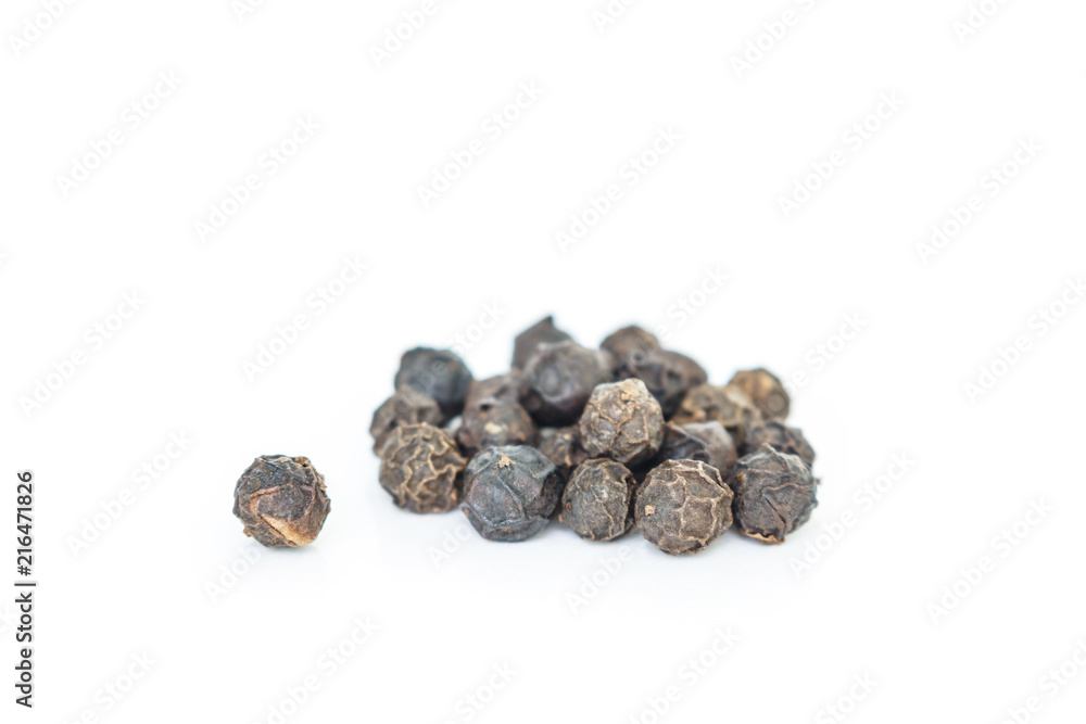 Obraz premium black peppercorns heap on white background.
