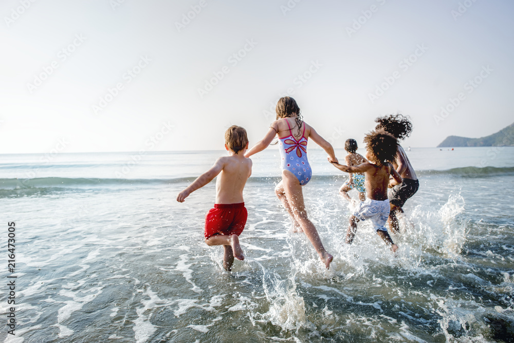 Obraz premium Kids running at the beach