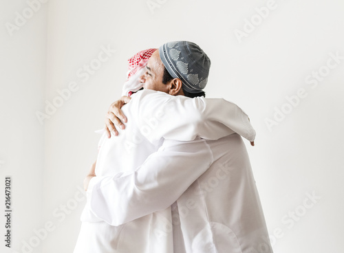 Canvas Print Muslim men hugging each other