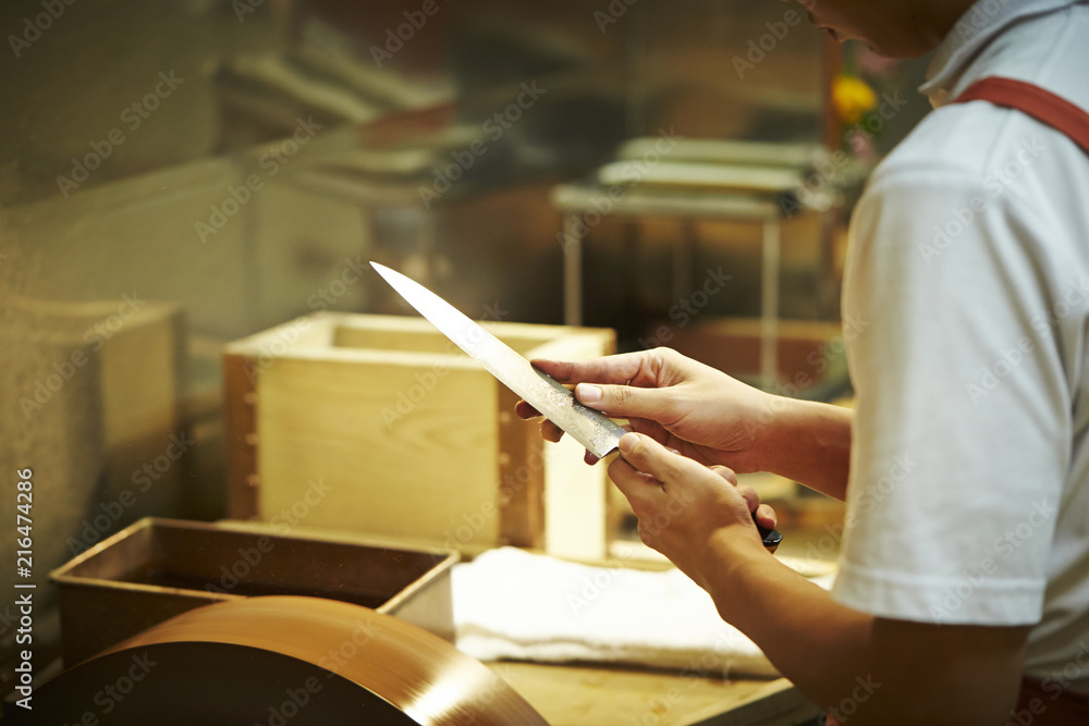 Obraz premium Making a knife 