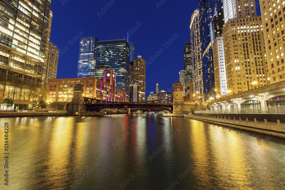 Obraz premium Kolorowa architektura Chicago nocą