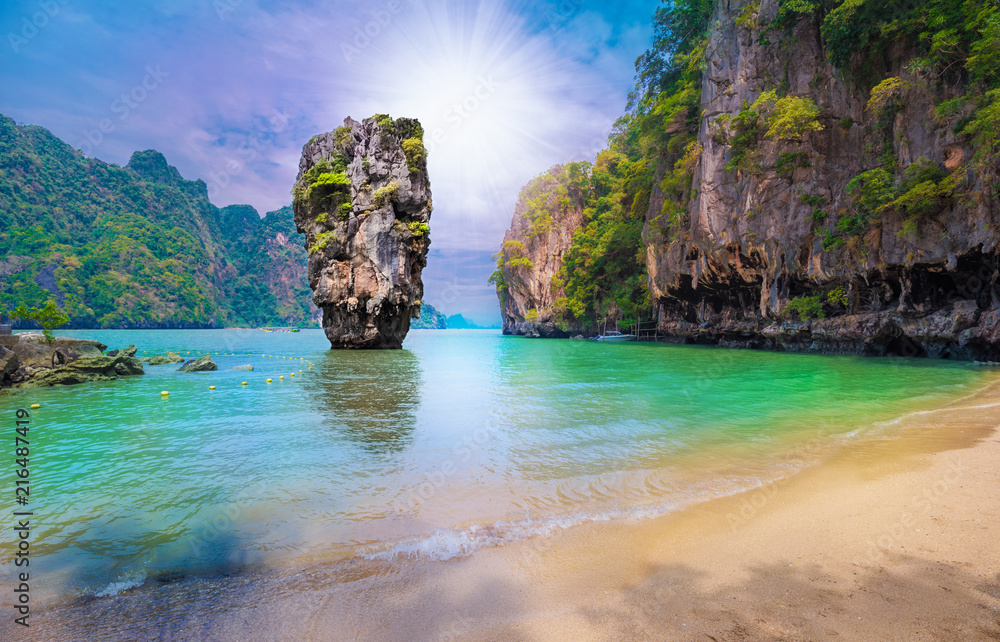 Fototapeta premium Piękne rajskie miejsce na wyspie Jamesa Bonda w Tajlandii, kamień Khao Phing Kan