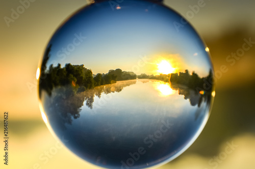Fototapeta Naklejka Na Ścianę i Meble -  Sonnenaufgang über Donau in einer Kugel