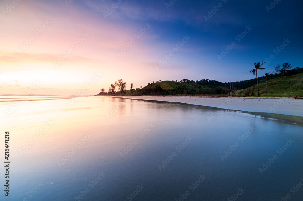 Obraz premium beautiful sunset at the beach with reflection. 