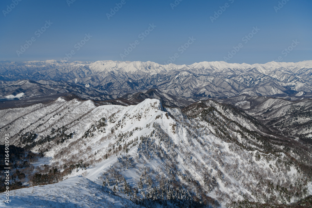 剣ヶ峰山山頂から見た谷川岳と朝日岳