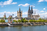 Köln Skyline mit Kölner Dom und Rathaus im Sommer