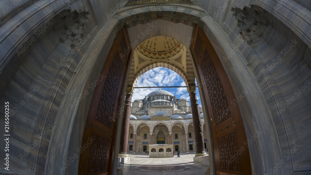 Entrance to courtyard of Suleymaniye (Suleumaniye camii) mosque in Istanbul.