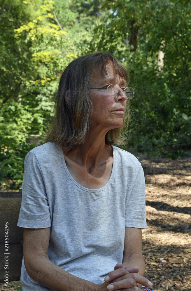 frau mit gefalteten händen auf dem waldfriedhof mainz-mombach frau mit gefalteten händen auf dem waldfriedhof mainz-mombach