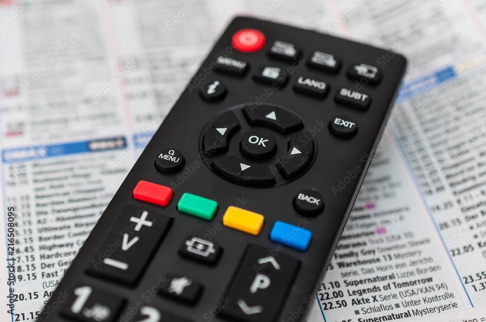 Fernbedienung und Fernsehzeitschrift Fernbedienung und Fernsehzeitschrift