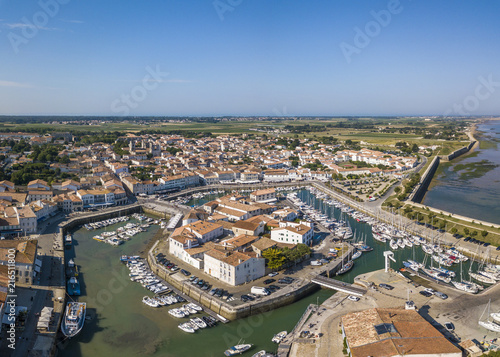 Obraz na płótnie Aerial view of the quay at Saint-Martin-de-Re w salonie