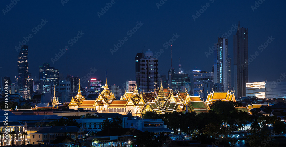 Naklejka premium Wielki pałac i Wat Phra Kaew otaczają nowoczesne budynki w Bangkoku w Tajlandii