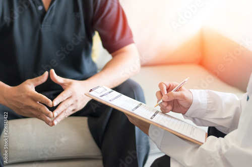 Foto Urologist Doctor giving consult for prostate problems to patient