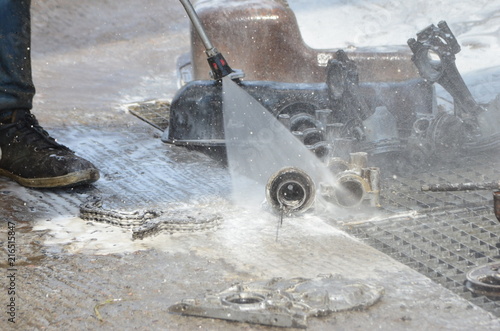 THE MAN MAKES, CLEANS THE ENGINE WITH THE VEHICLE
 photo