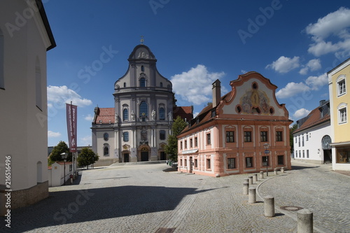 Altötting, Bayern, Deutschland - Juli 30, 2018 : Ein Blick auf die Basilika St.Anna und auf das ehemalige Franziskanerhaus in Altötting.