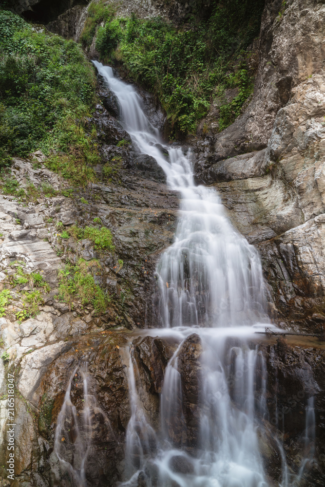 Obraz premium Small waterfall with plants and rocks in Rize, Turkey