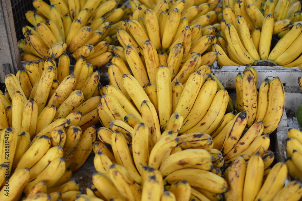 caschi di banane al mercato