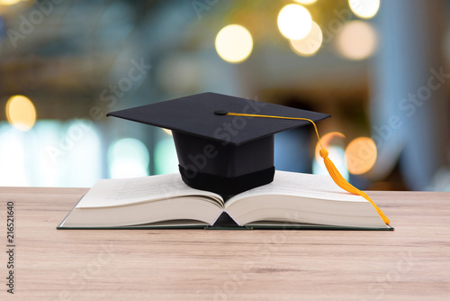 Quadro su tela Black graduated tassel cap placed on the book.