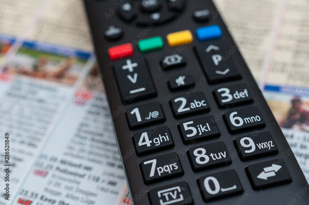 Fernbedienung und Fernsehzeitschrift Fernbedienung und Fernsehzeitschrift