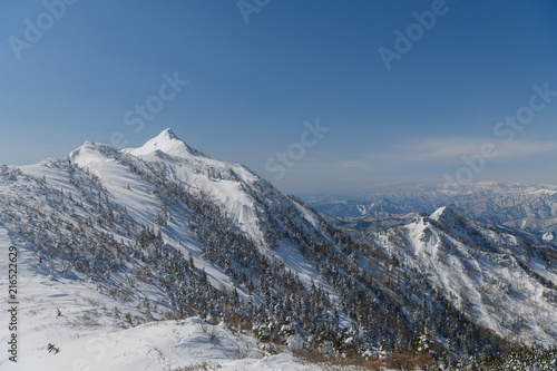 剣ヶ峰山から武尊山へ向かう登山道から見た剣ヶ峰山 © backpacker