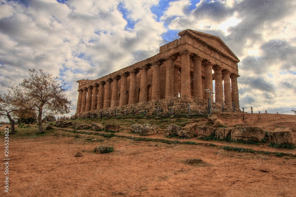 Griechischer Concordiatempel mit Wolken in Agrigent auf Sizilien