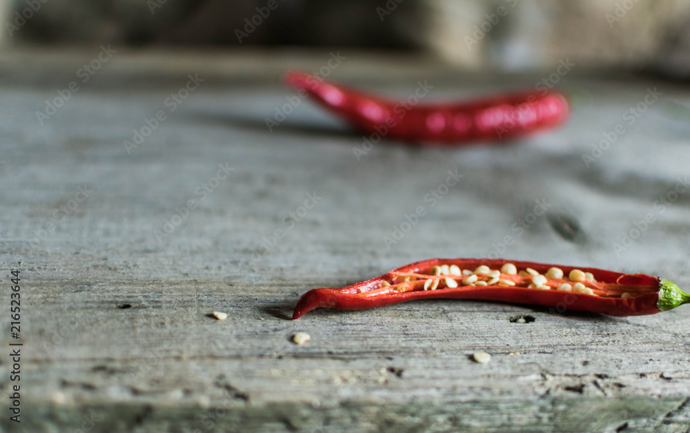 Papryka czerwona chili na drewnianym stole - obrazy, fototapety, plakaty 