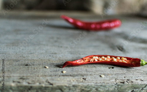 Papryka czerwona chili na drewnianym stole