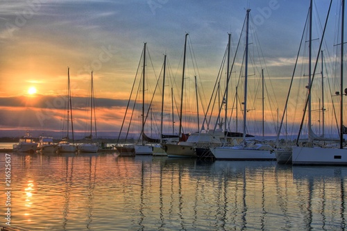 Fototapeta Naklejka Na Ścianę i Meble -  Sonnenuntergang im Hafen von Syrakus