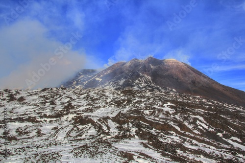 Vulkan Ätna mit Schnee und blauer Himmel