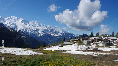 Massif du Mont Blanc avec un village de refuge d'altitude