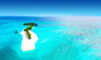 Keuken achterwand Turquoise Islands and turquoise ocean from above  © nakedking