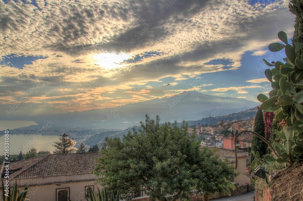 Abend in Taormina mit Blick auf den Ätna und Wolken am Himmel Abend in Taormina mit Blick auf den Ätna und Wolken am Himmel