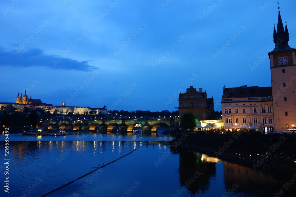 Panorama von Prag mit Moldau und Karlsbrücke in der Dämmerung