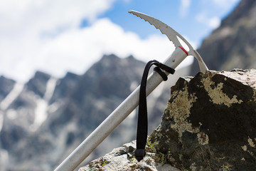 Canvas schilderij Alpinisme IJsbijl op steen voor rotsbergen  © karelian